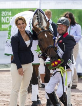 FEI President HRH Princess Haya celebrates freestyle medal day at the Alltech FEI World Equestrian Games™ 2014 in Normandy (FRA) with triple gold medallists Zion and Lee Pearson (GBR), the world’s most successful Para-Equestrian Dressage athlete. (Leanjo de Koster/FEI)