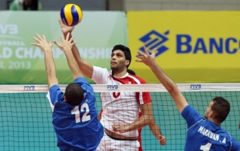 Agrebi (C) from Tunisia attacking against Egypt