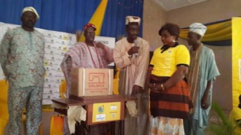(Ayoolopon Challenge) The winner of female game Mrs Moradeyo Funmilayo been presented with her gift. photo credit Olufemi Ajao