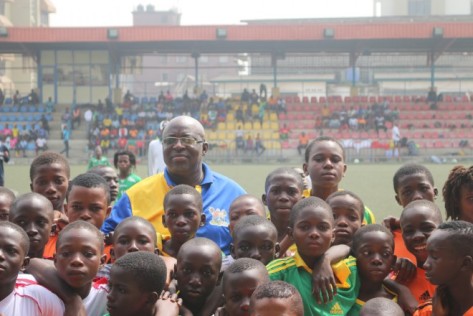 Barrister Seyi Akinwunmi, NFF 1st vice president and LSFA chairman with some of the Kids that took part in last year's SACMT